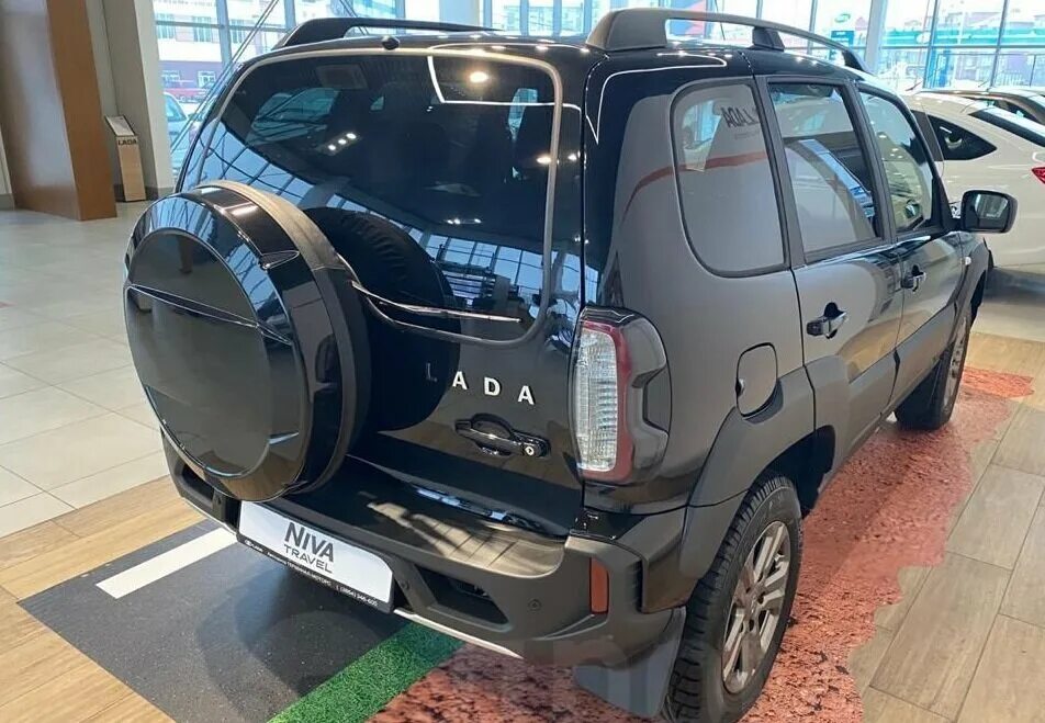 Нива тревел черного цвета фото Рассказываю чем отличается Niva Travel за 748 тыс.руб., от Niva Travel за 915 ты