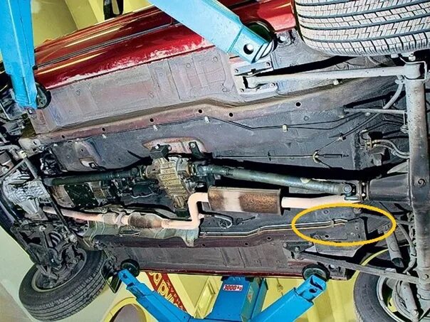 Нива тревел фото снизу вечером глянул под машинку, а там смотрю мокро (отмечено желтым), потрогал , пон