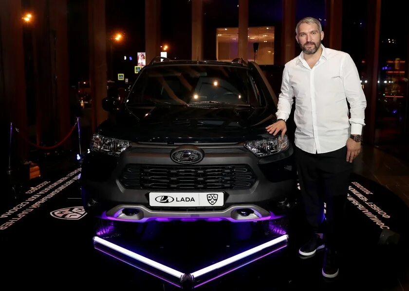 Нива тревел кхл 2024 фото АВТОВАЗ ВРУЧИЛ ДВЕ NIVA TRAVEL KHL ЛЕГЕНДАМ ХОККЕЯ