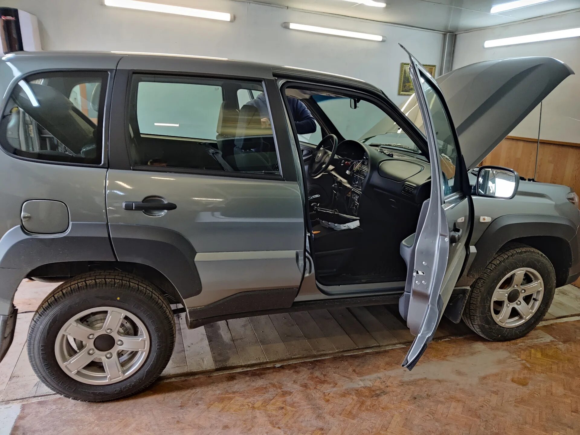 Нива тревел комфорт фото Поставил открывалку/закрывалку - Lada Niva Travel, 1,7 л, 2021 года аксессуары D