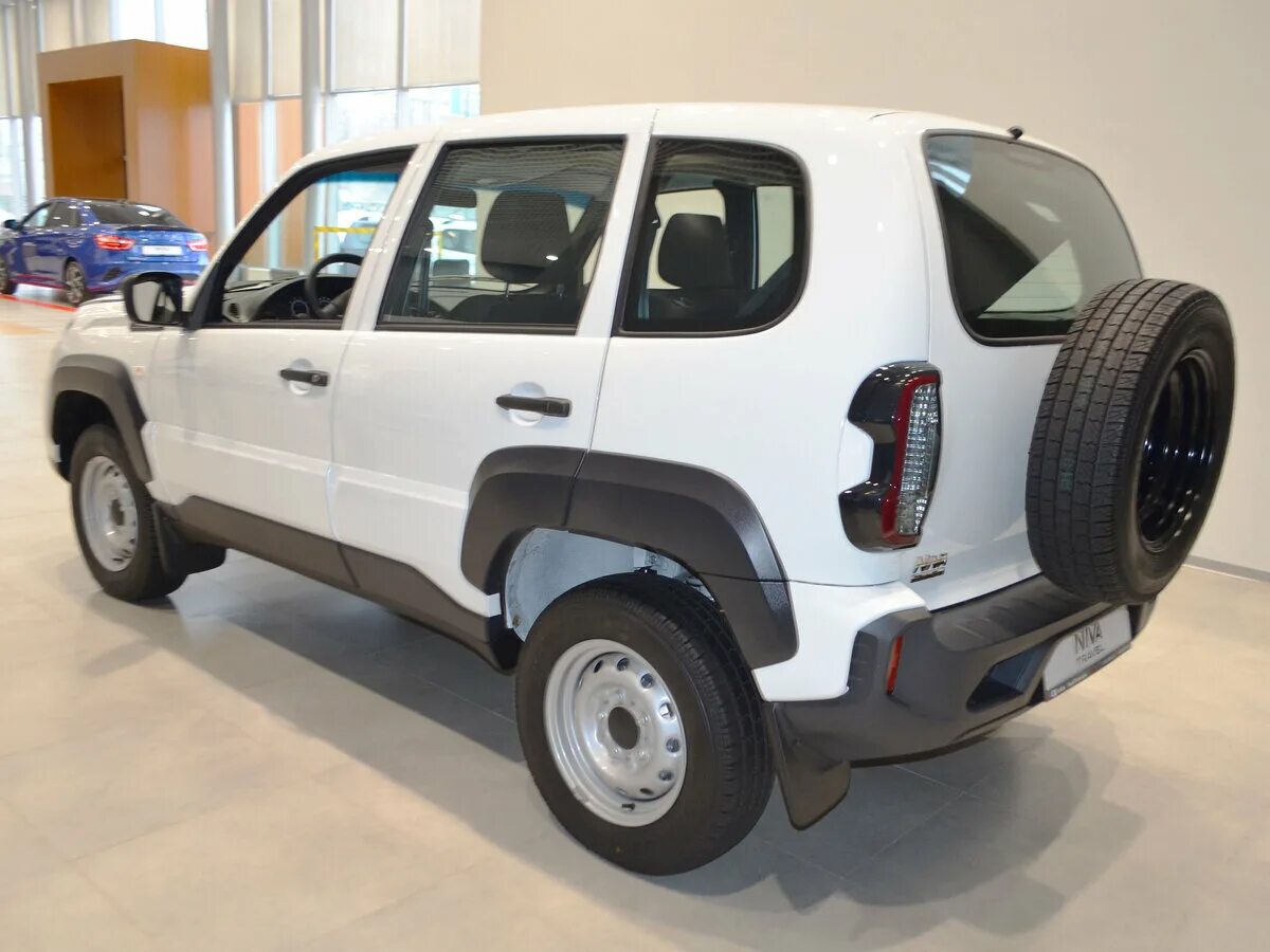 Нива тревел комплектации фото Купить новый Lada (ВАЗ) Niva I Рестайлинг (Travel) 1.7 MT (80 л.с.) 4WD бензин м