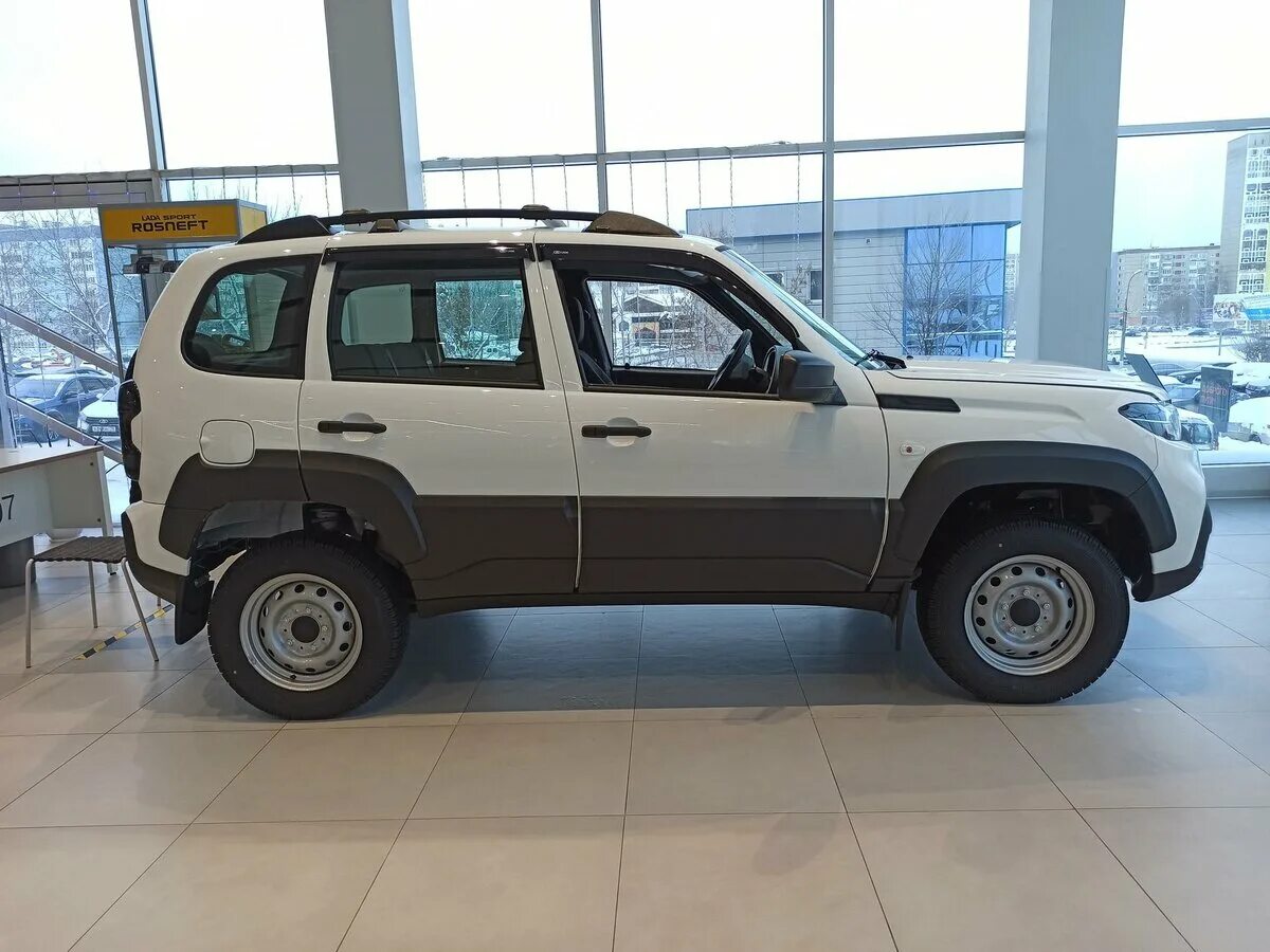 Нива тревел комплектации фото Купить новый Lada (ВАЗ) Niva I Рестайлинг (Travel) 1.7 MT (80 л.с.) 4WD бензин м