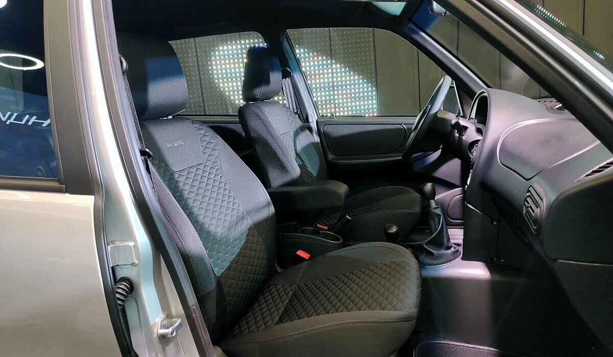 Нива тревел кожаный салон фото Lada Niva Travel получила спецверсию "Black". Автотема Дзен