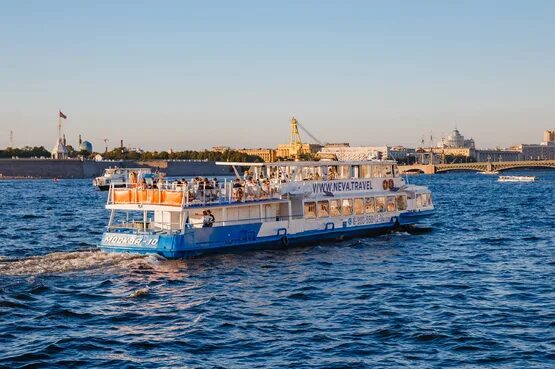 Нива тревел красивые фото Аренда речных двухпалубных теплоходов в Санкт-Петербурге. Выгодные цены Нева Тре