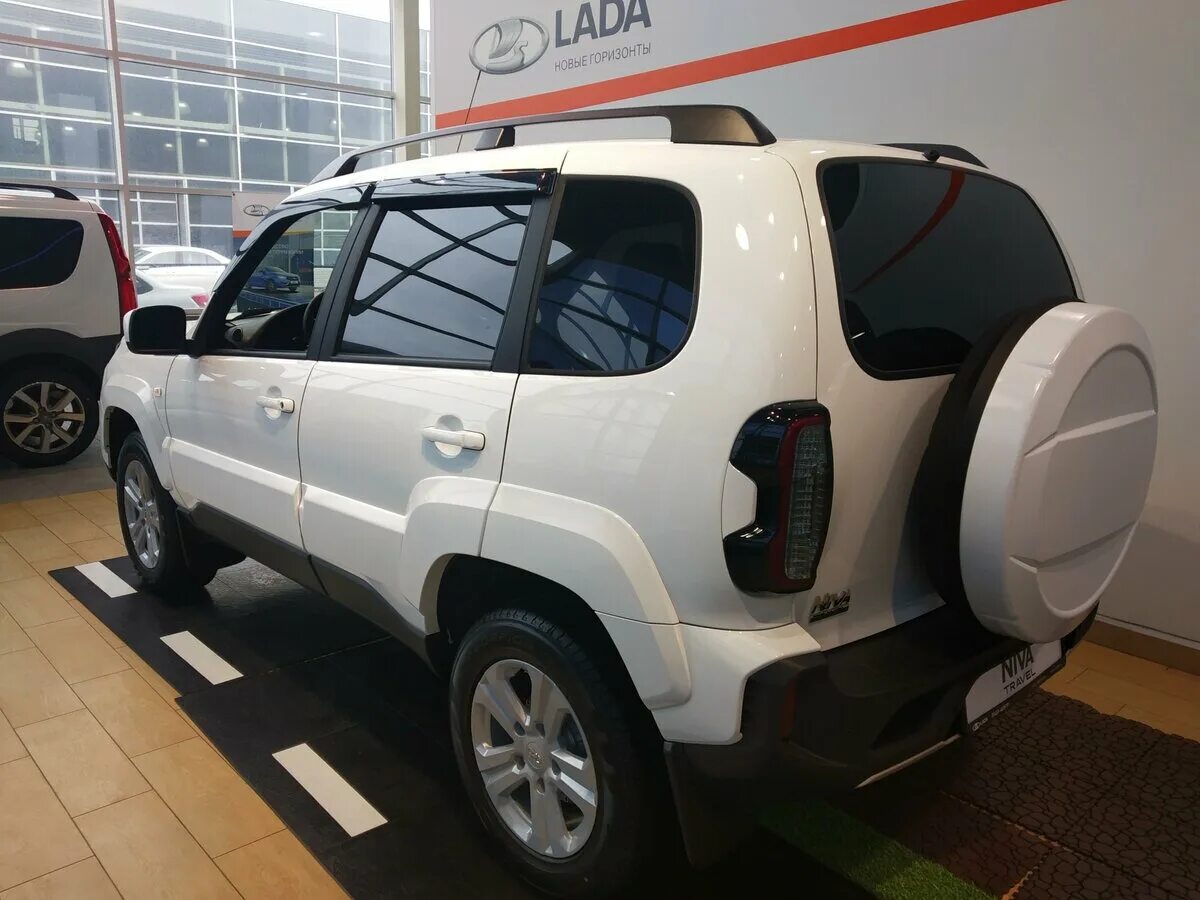 Нива тревел люкс комплектация фото Купить новый Lada (ВАЗ) Niva I Рестайлинг (Travel) 1.7 MT (80 л.с.) 4WD бензин м