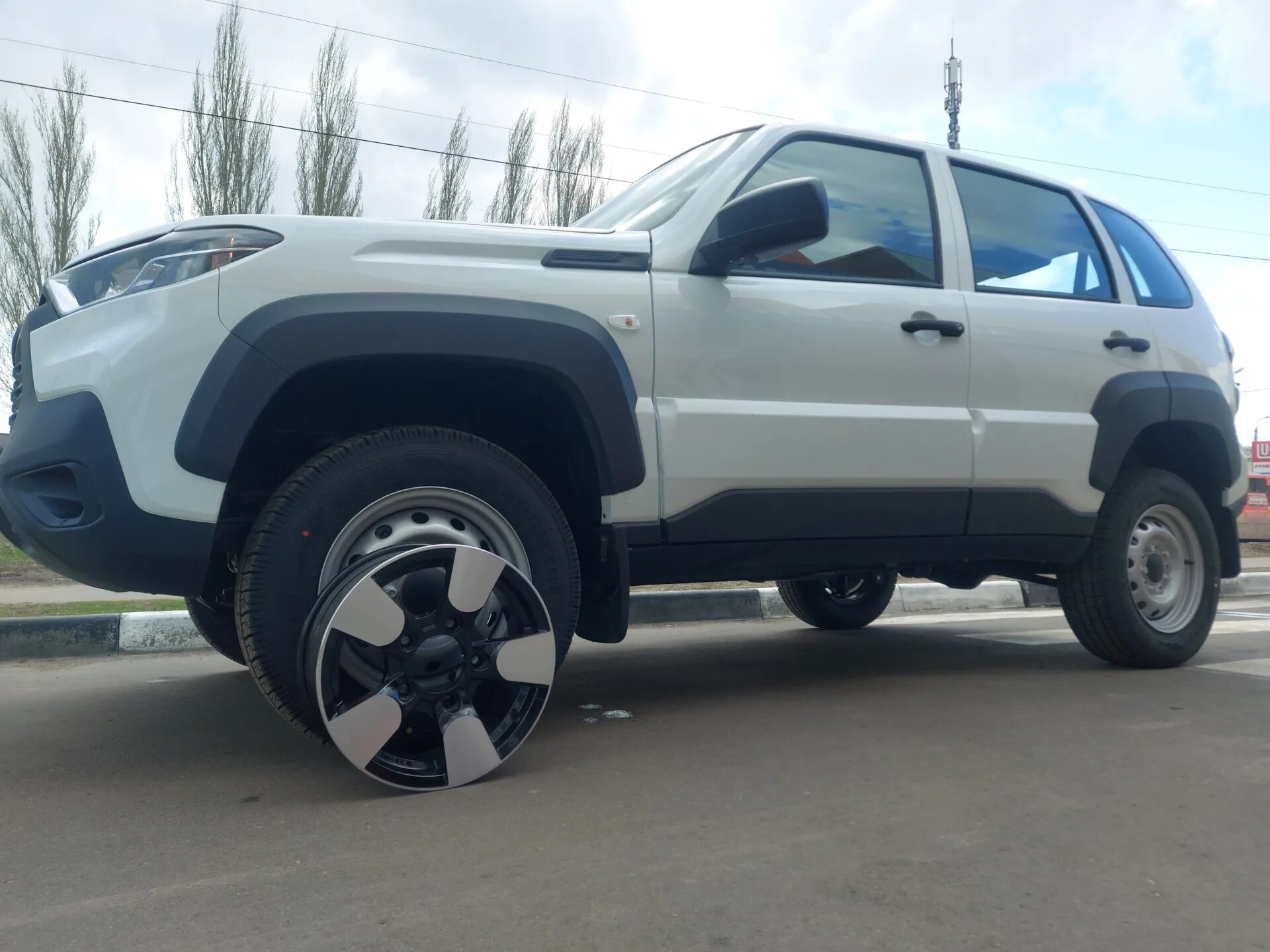 Нива тревел на 16 дисках фото Новые тапки на Travel - Lada Niva Travel, 1,7 л, 2021 года стайлинг DRIVE2