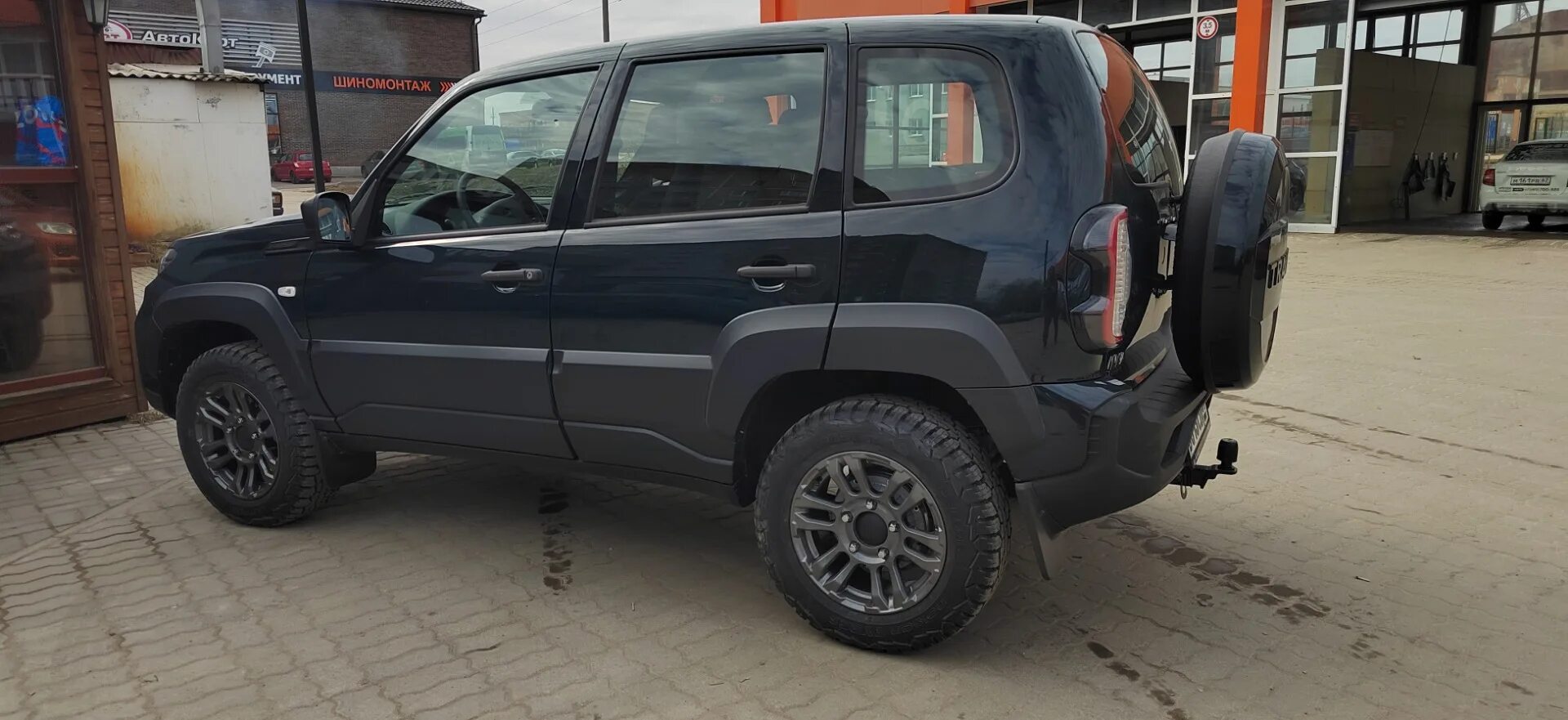 Нива тревел на 17 колесах фото Поставил Nokian Outpost AT 215/65 R16 - Lada Niva Travel, 1,7 л, 2023 года шины 
