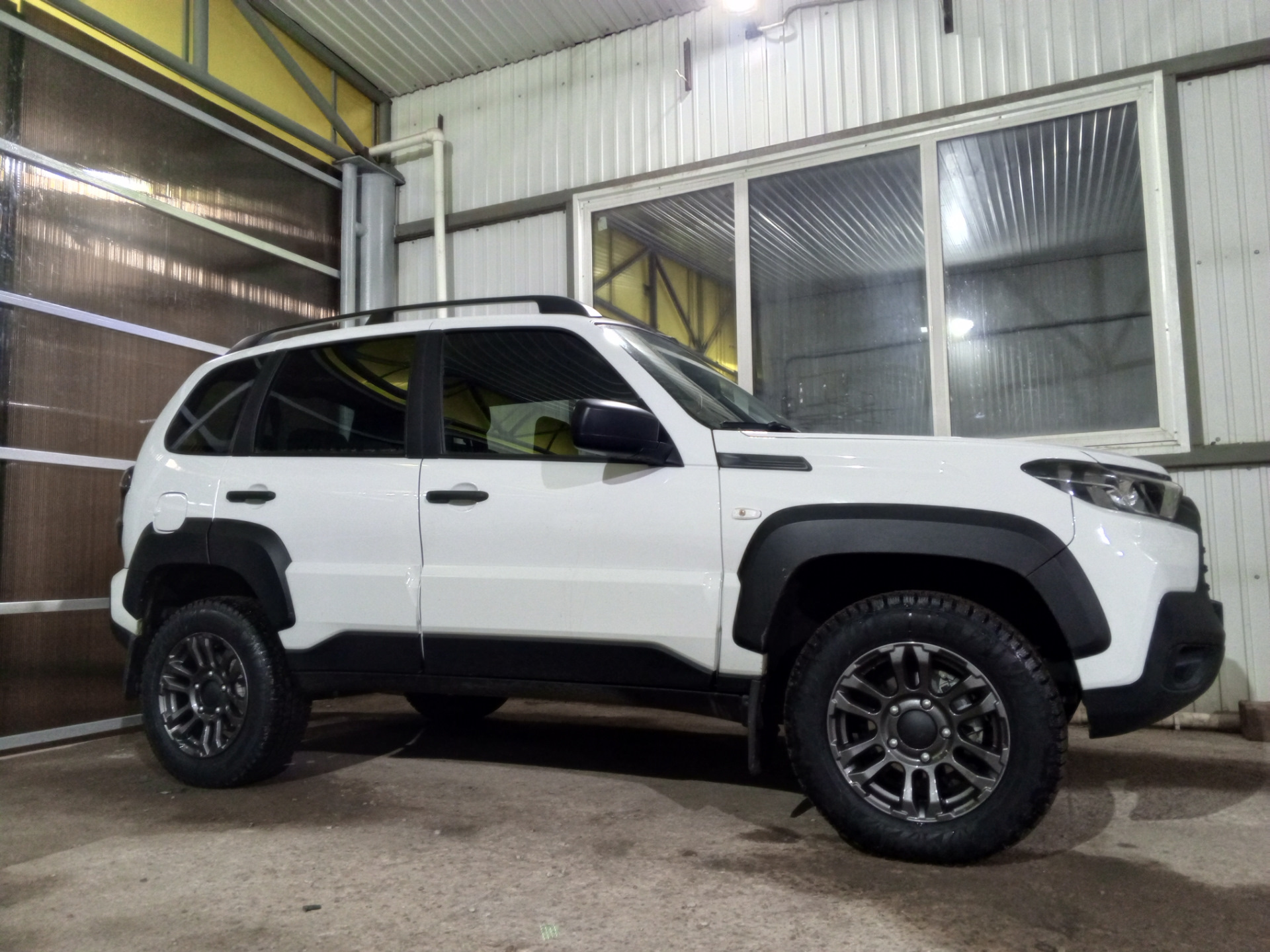 Нива тревел на 17 колесах фото #11 про колеса - Lada Niva Travel, 1,7 л, 2023 года колёсные диски DRIVE2