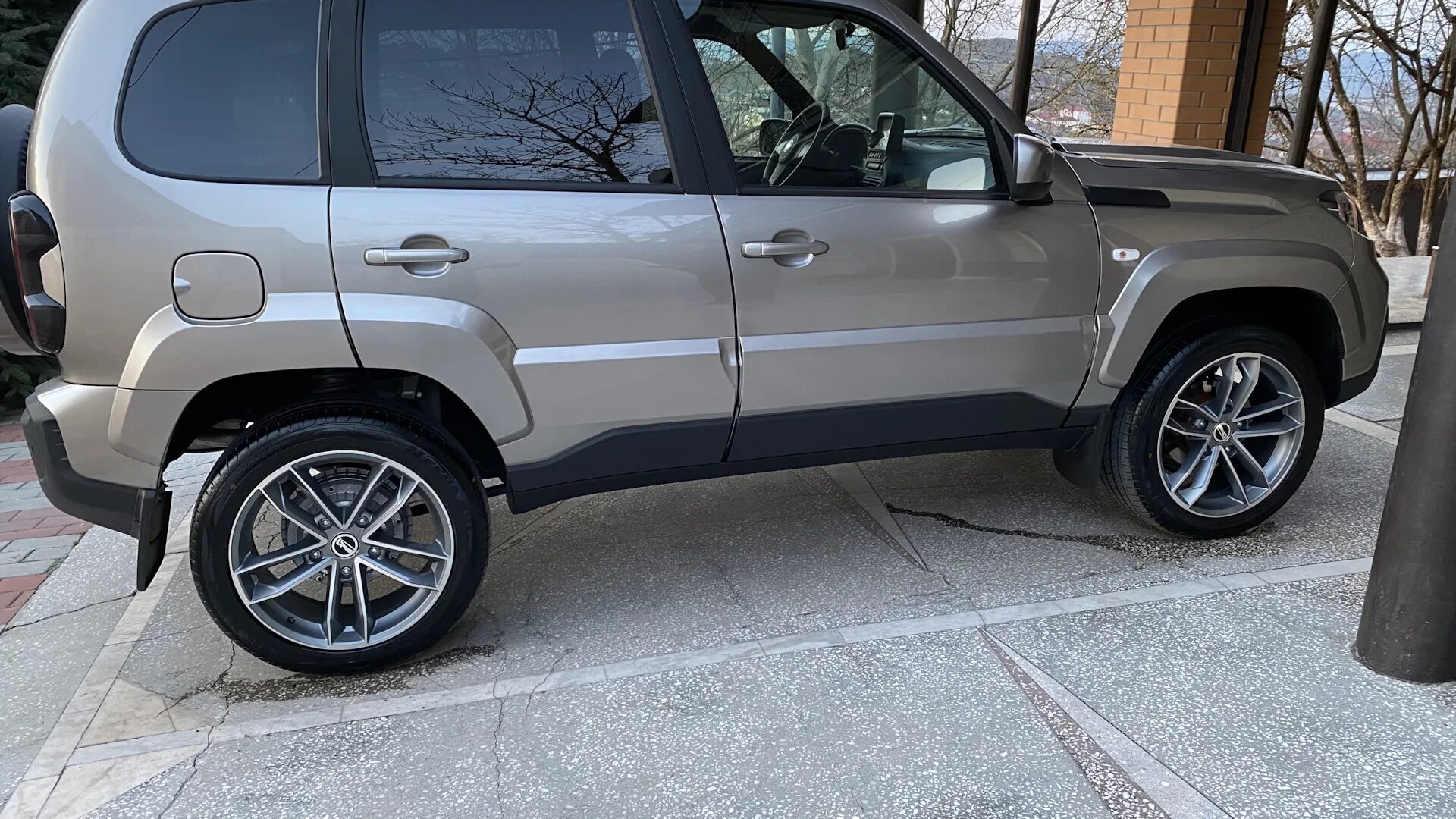 Нива тревел на 17 колесах фото Lada Niva Travel 1.7 бензиновый 2021 на DRIVE2