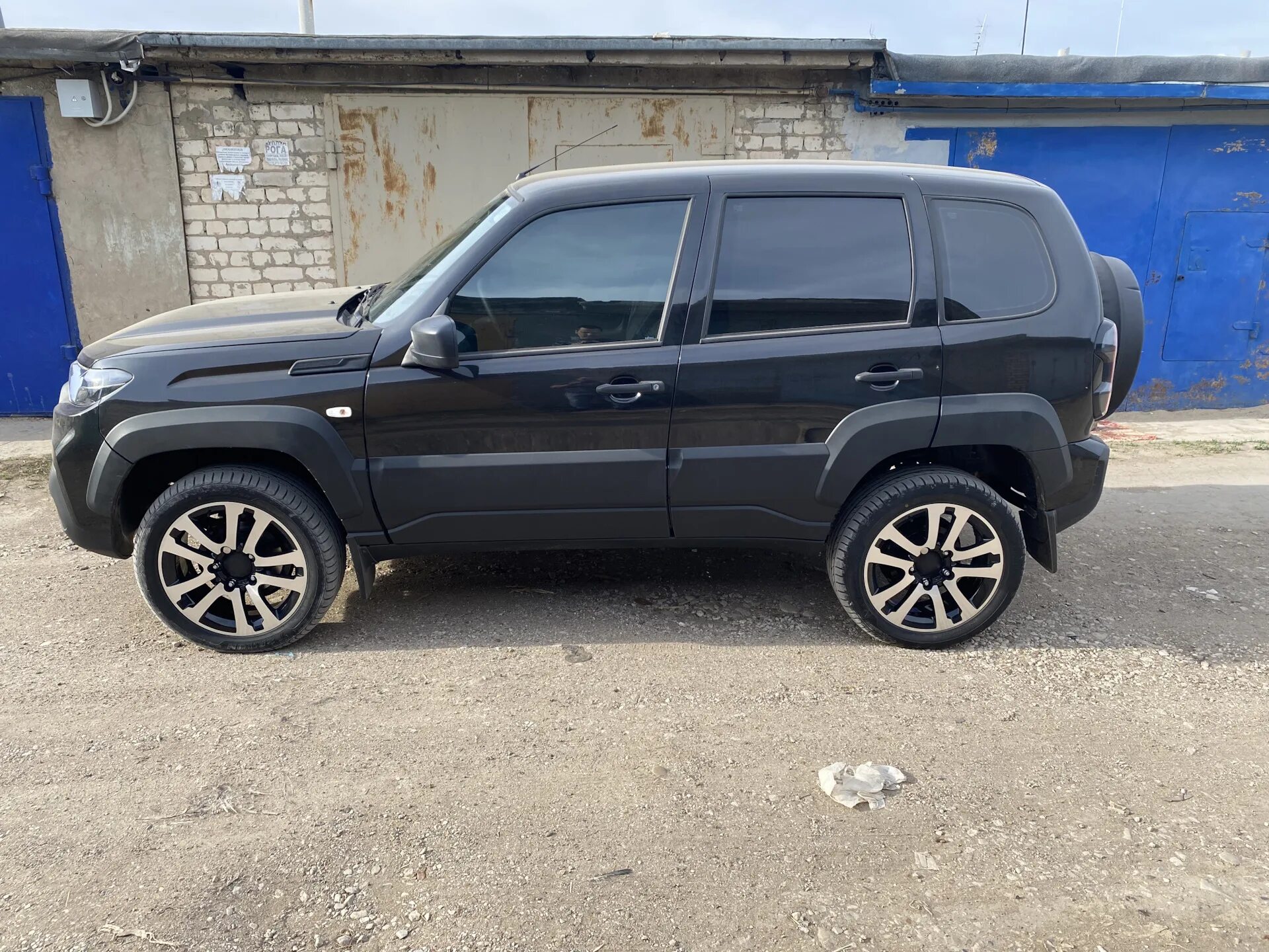 Нива тревел на черных дисках фото Диски кик сахара на тревел - Lada Niva Travel, 1,7 л, 2022 года колёсные диски D