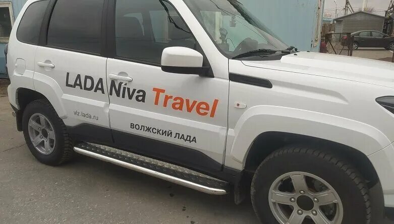 Нива тревел с усиленными порогами фото Пороги алюминиевые с площадкой и с нержавеющим кантом "Premium" (арт. A160ALP.10