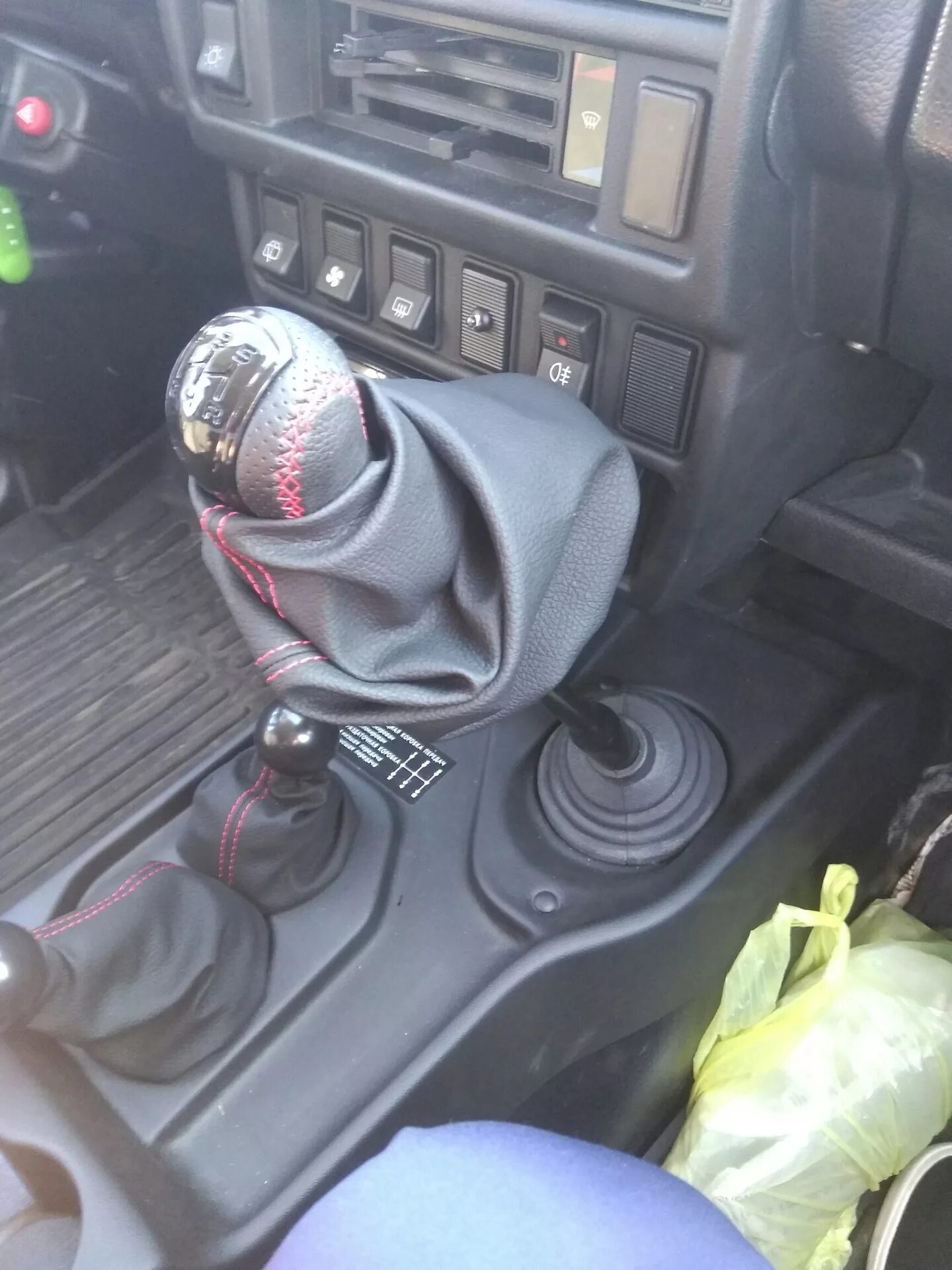 Нива тревел тюнинг кпп Чехлы рычагов кпп и рк - Lada 4x4 3D, 1,7 л, 2018 года просто так DRIVE2