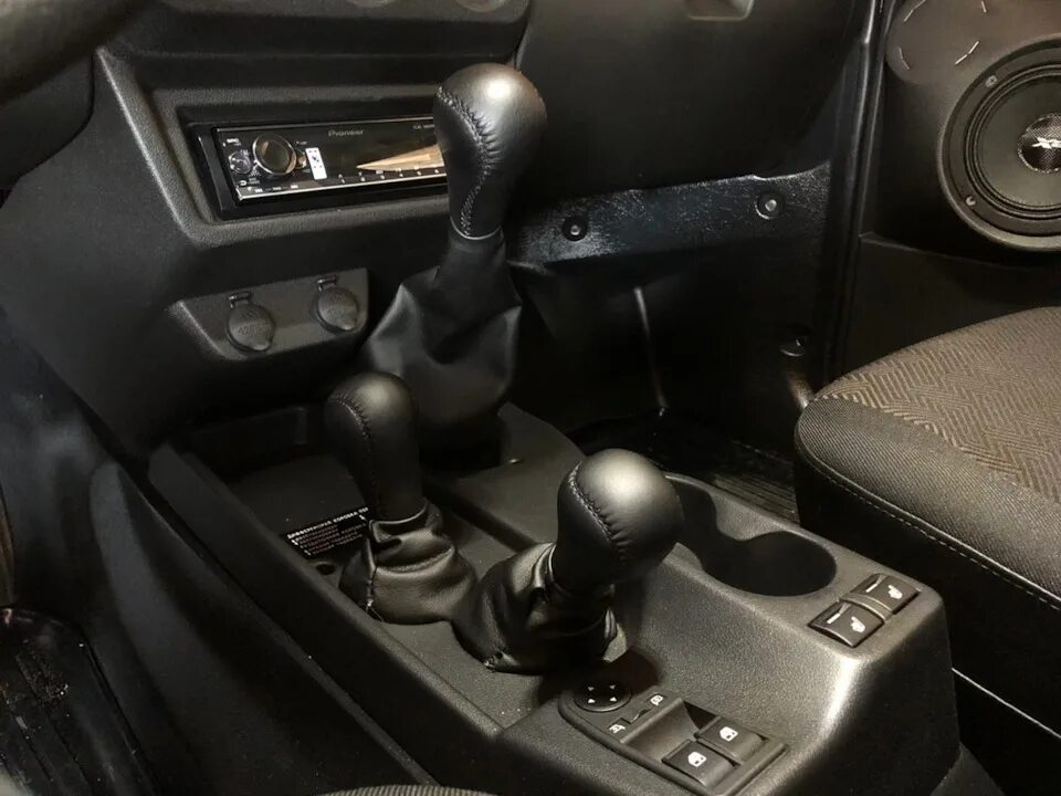 Нива тревел тюнинг кпп Безшумные рычаги + чехлы кпп - Lada 4x4 3D, 1,7 л, 2020 года стайлинг DRIVE2