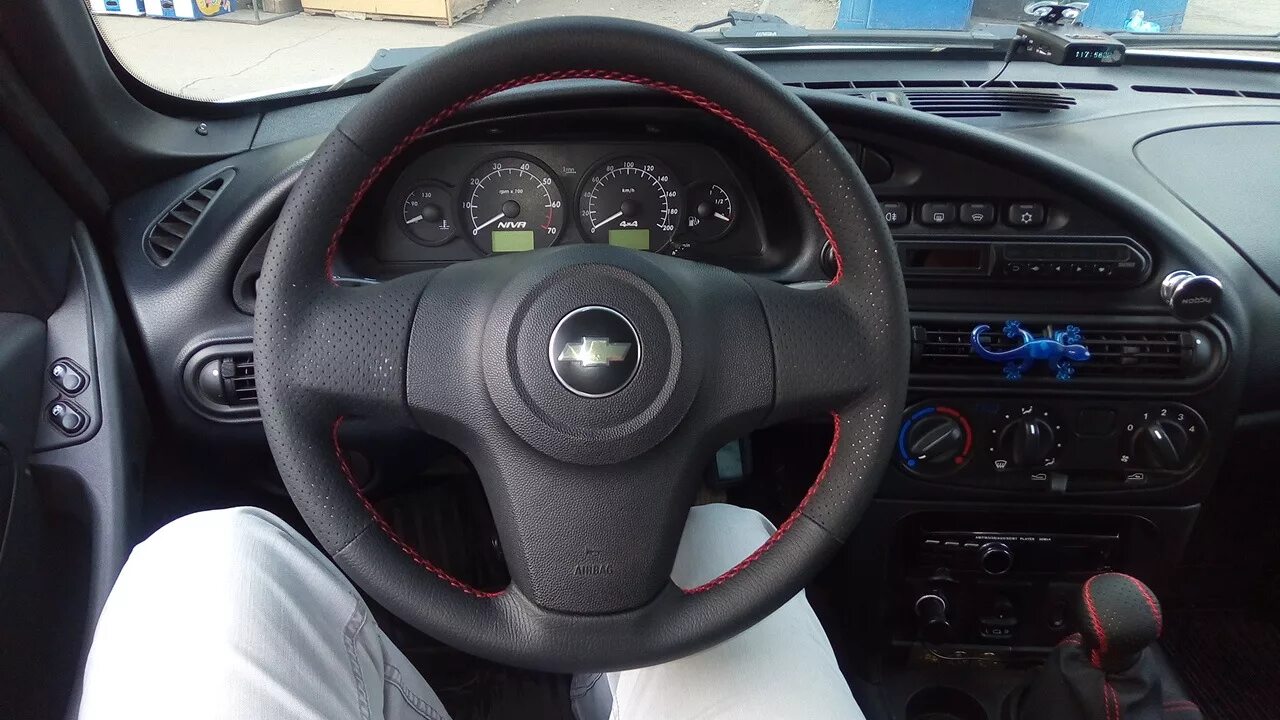 Нива тревел тюнинг руля Руль от "КожДизайнАвто" - Chevrolet Niva, 1,7 л, 2017 года стайлинг DRIVE2