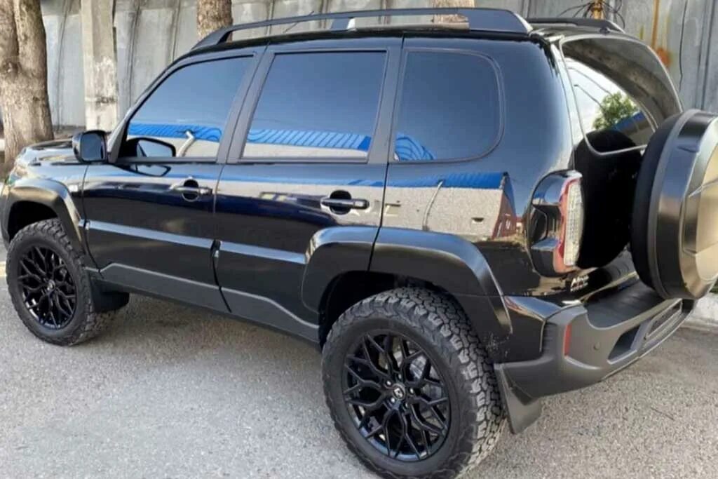 Нива тревел в пленке фото Внедорожник Lada Niva Travel добрался до Иордании с ценником под 2 млн рублей