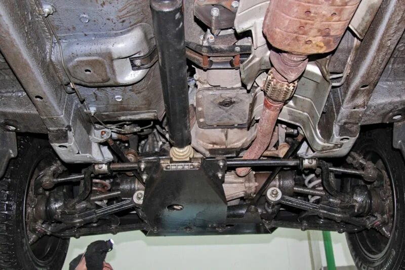 Нива тревел вид снизу фото Chevrolet Niva на подъемнике. "Основная беда - в качестве сборки. А после 100 км