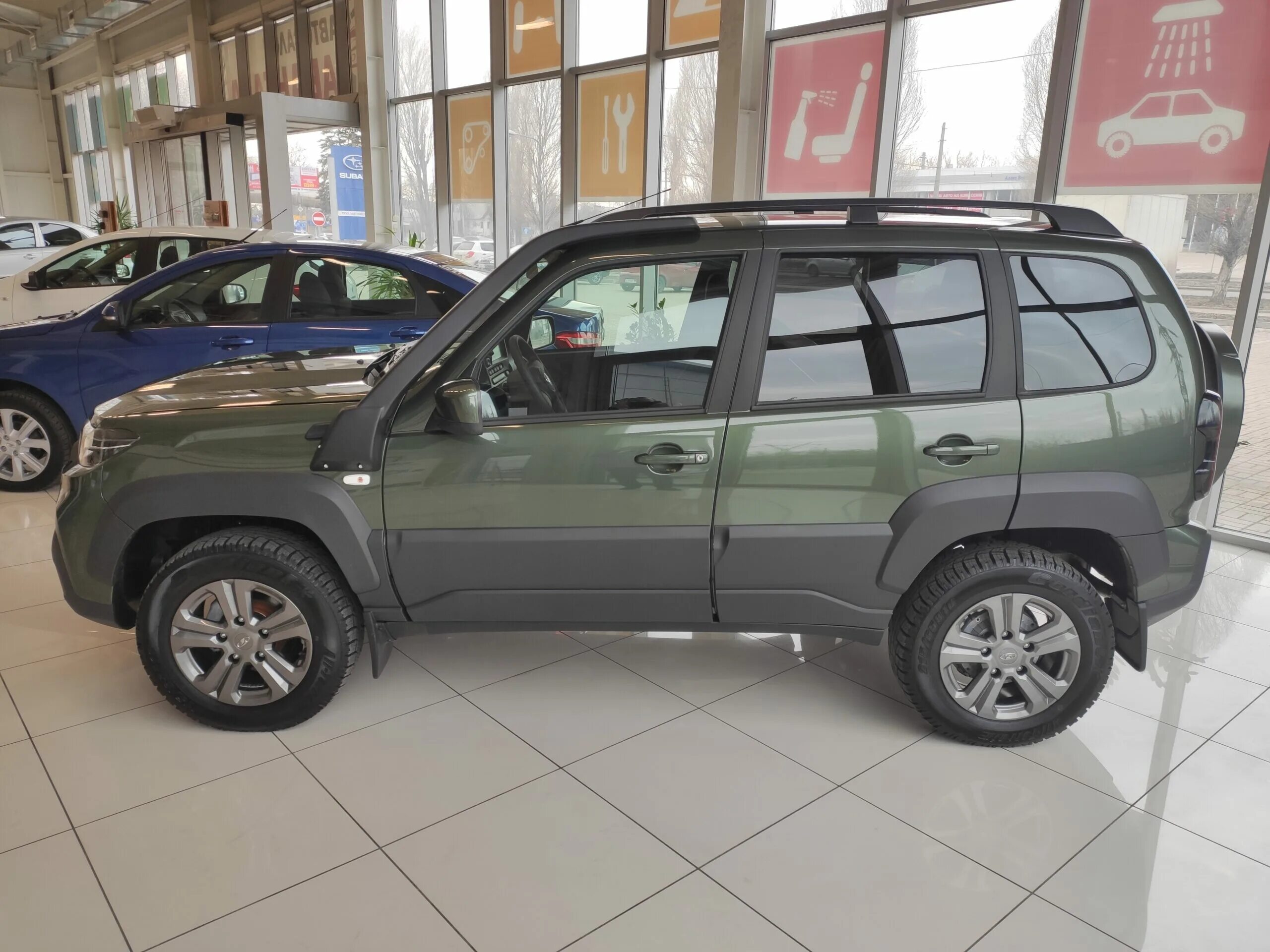 Нива тревел зеленая фото Новинка LADA Niva-Travel (Новая Нива-Тревел) 1.7 л 8 кл. (80 л.с.), 5МТ / Luxe O