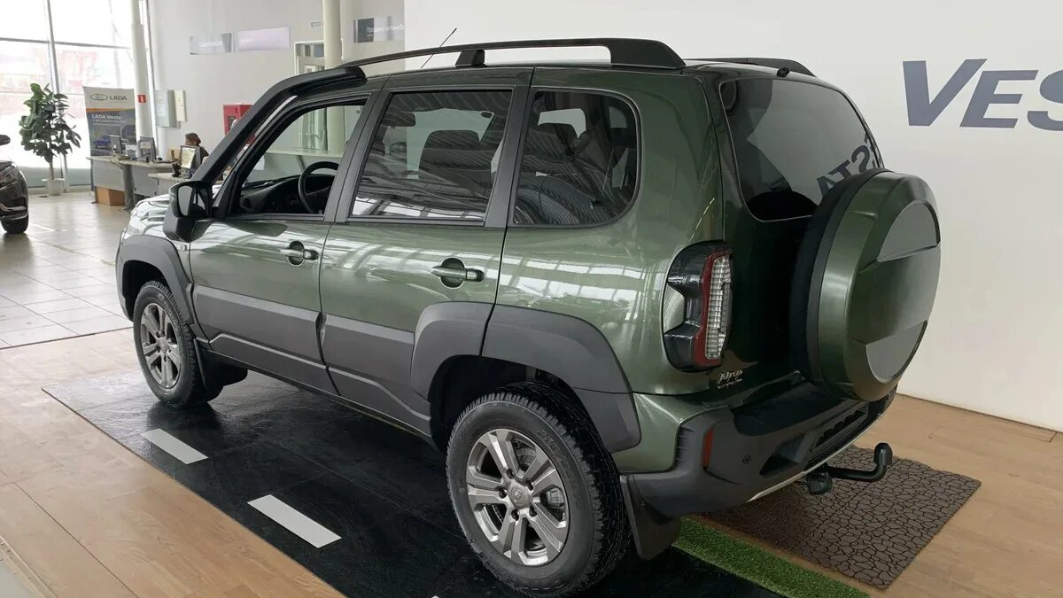 Нива тревел зеленая фото Lada Niva Travel 1.7 бензиновый 2022 на DRIVE2