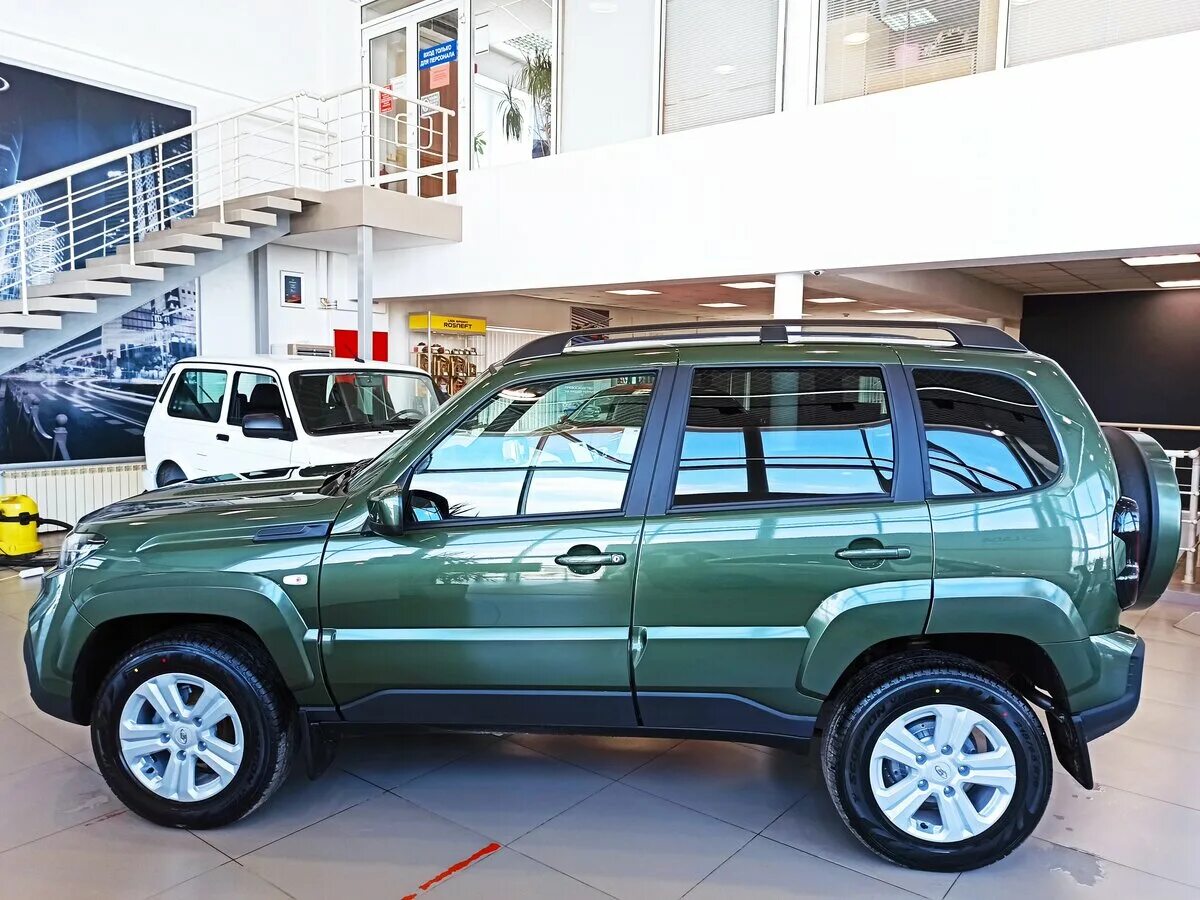 Нива тревел зеленого цвета фото Купить новый Lada (ВАЗ) Niva I Рестайлинг (Travel) 1.7 MT (80 л.с.) 4WD бензин м