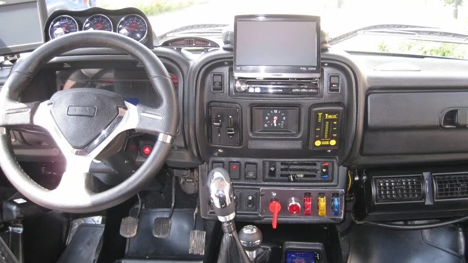 Нива тюнинг салона торпедо с монитором Lada 4x4 3D 2.1 бензиновый 2009 Воплощенная Мечта :) на DRIVE2