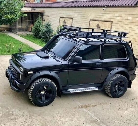 Нива тюнинг самара Черная Ваз 2121 Нива на черных диска с тонированными окнами и лед балкой. Крутое