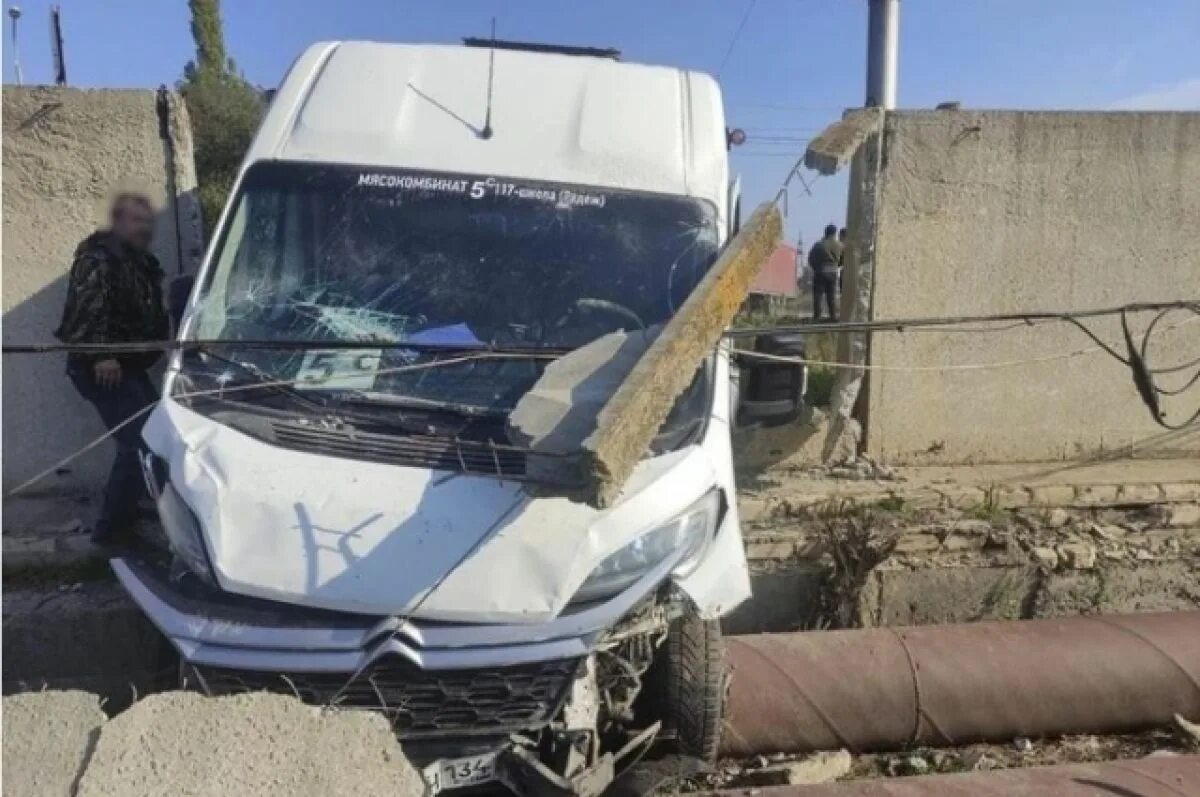 Нива ул калоева 394 фото В Волгограде маршрутка 5С пробила бетонный забор из-за нарушителя на "Ниве" АиФ 