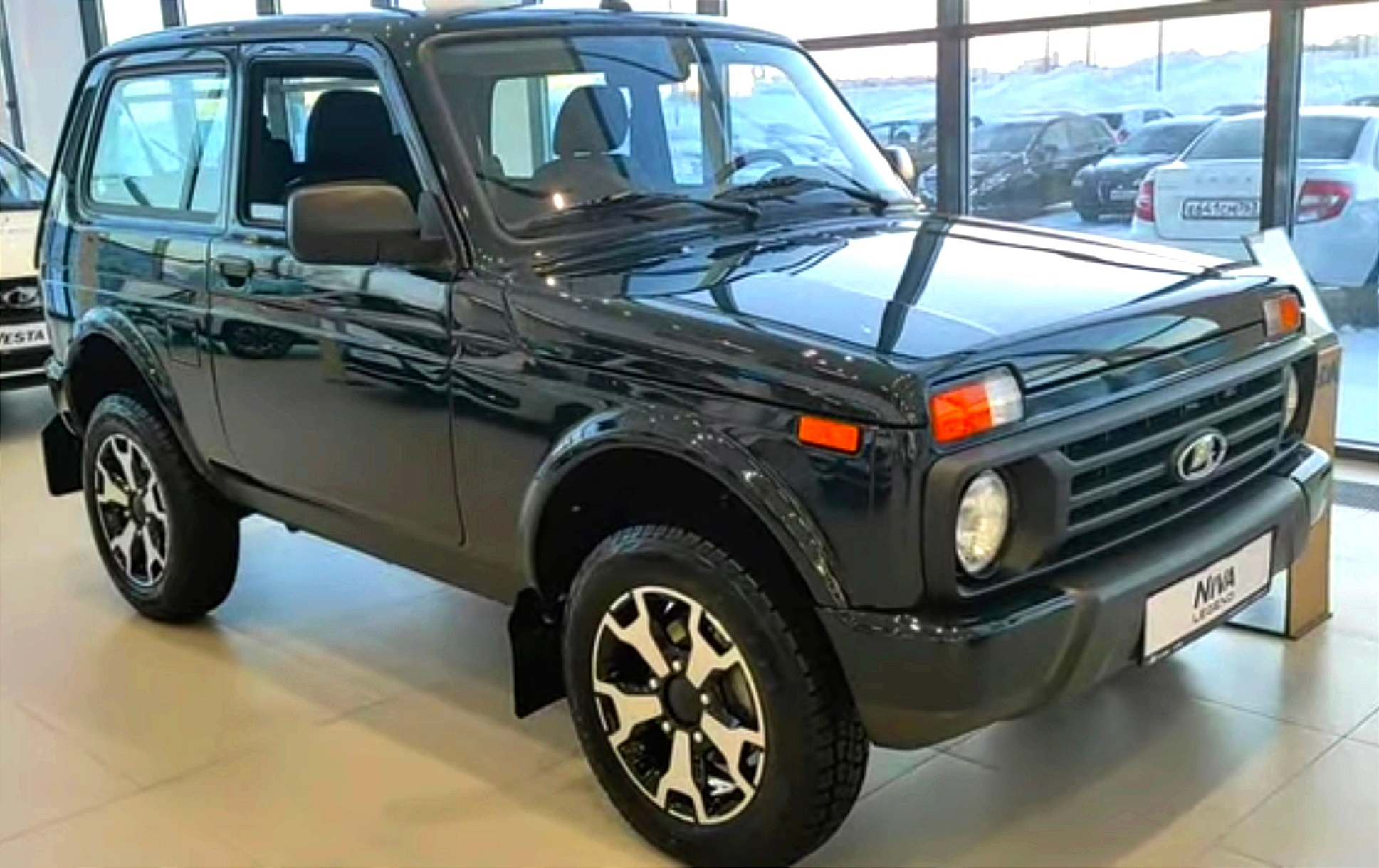 Нива урбан 2024 цена фото Начались продажи новых Lada Niva 2024: другой шильдик и повышенная цена