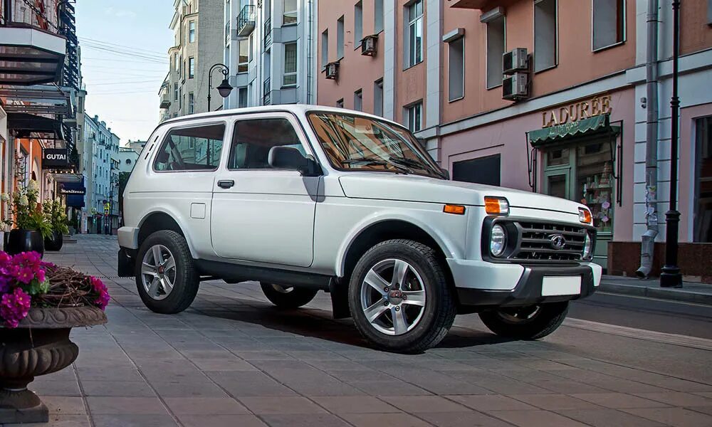 Нива урбан 2024 цена и комплектация фото LADA 4x4 Urban 2024 - фото в новом кузове, фото салона и интерьера