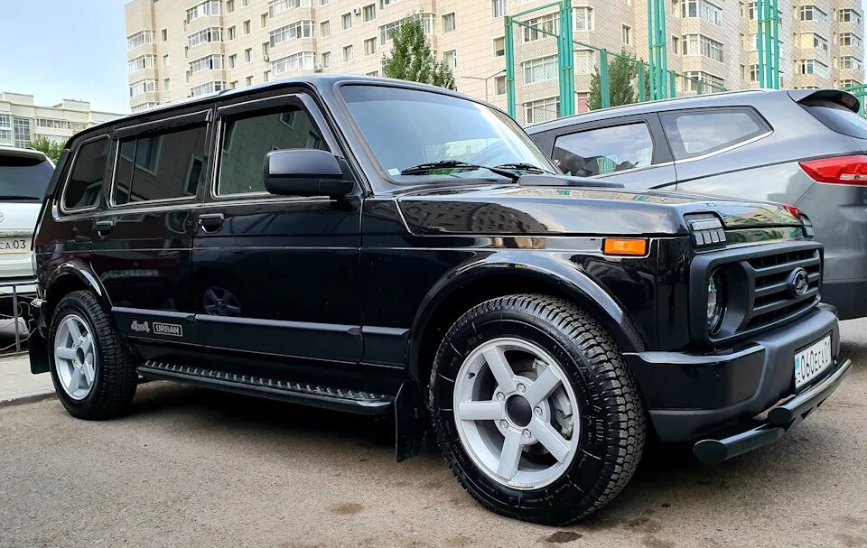 Нива урбан 5 дверная тюнинг Передние LED фары и чёрный значок LADA - Lada 4x4 5D, 1,7 л, 2019 года тюнинг DR