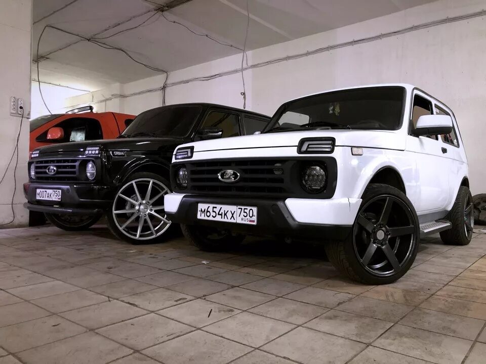 Нива урбан белая тюнинг Black&White Niva on Vossen - Lada 4x4 3D, 1,7 л, 2015 года фотография DRIVE2