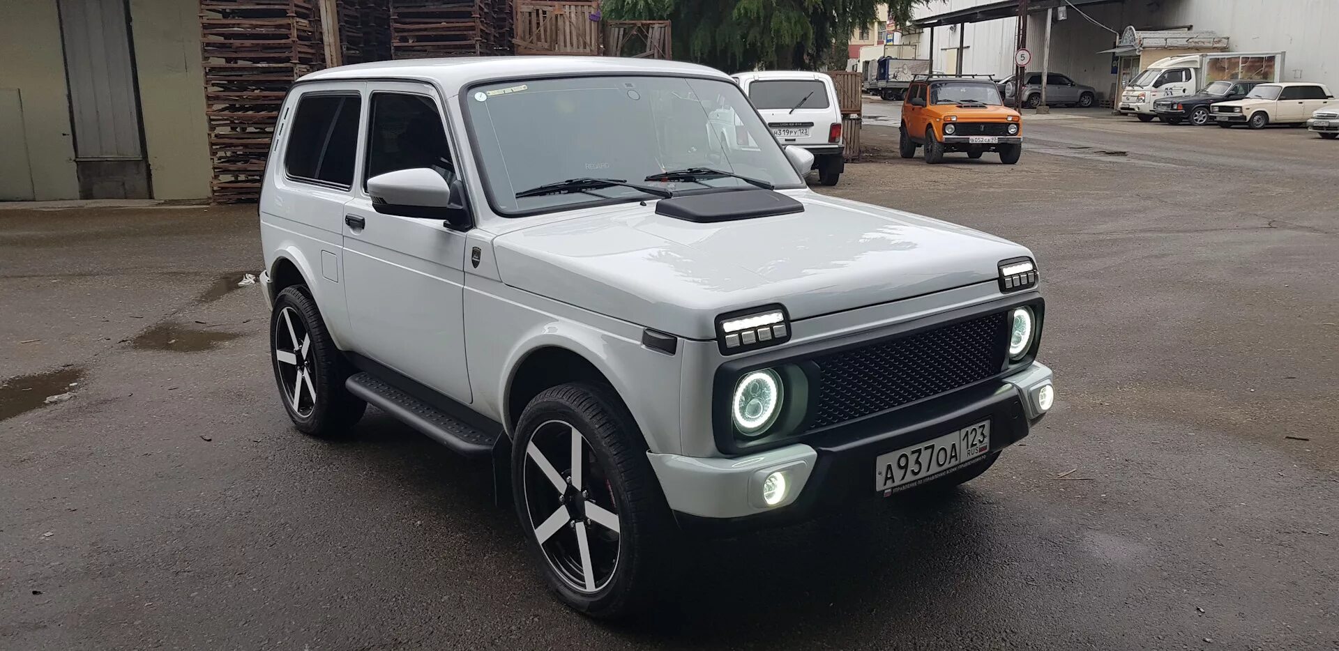 Нива урбан белая тюнинг Диски Бритвы) - Lada 4x4 3D, 1,7 л, 2013 года колёсные диски DRIVE2