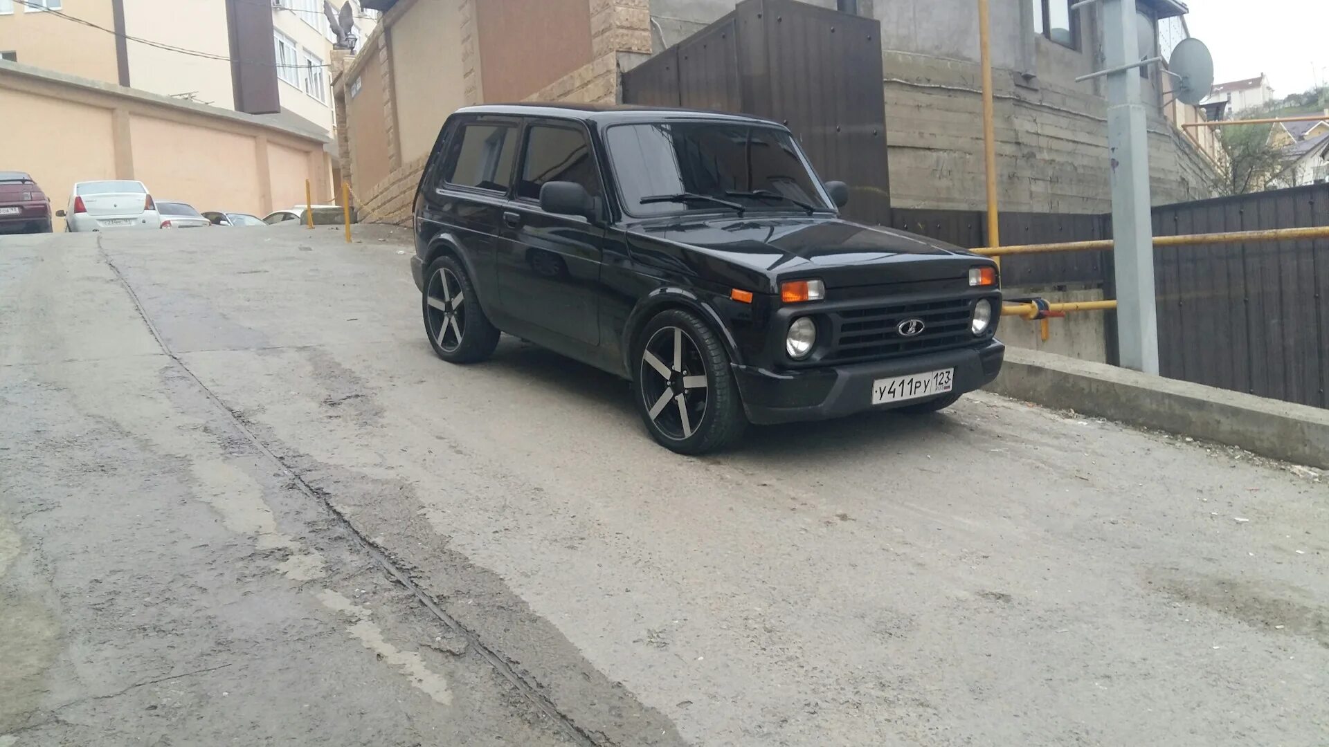 Нива урбан черная тюнинг тонированная Нивасик. - Lada Приора хэтчбек, 1,6 л, 2011 года техосмотр DRIVE2