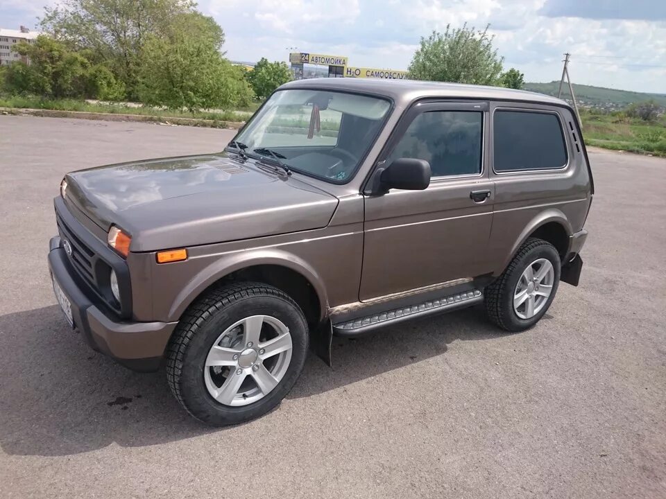 Нива урбан цвет кориандр фото Установил пороги и козырьки на окна - Lada 4x4 3D, 1,7 л, 2015 года тюнинг DRIVE