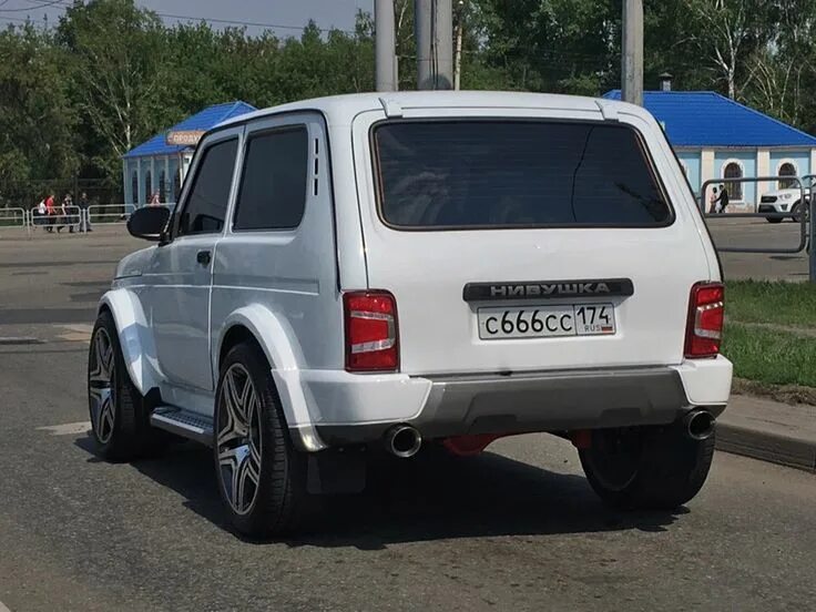 Нива урбан тюнинг сзади фото Абсурдный тюнинг "Нивы": Lada 4x4 Urban с салоном от Mercedes-Benz S-класса Suv 