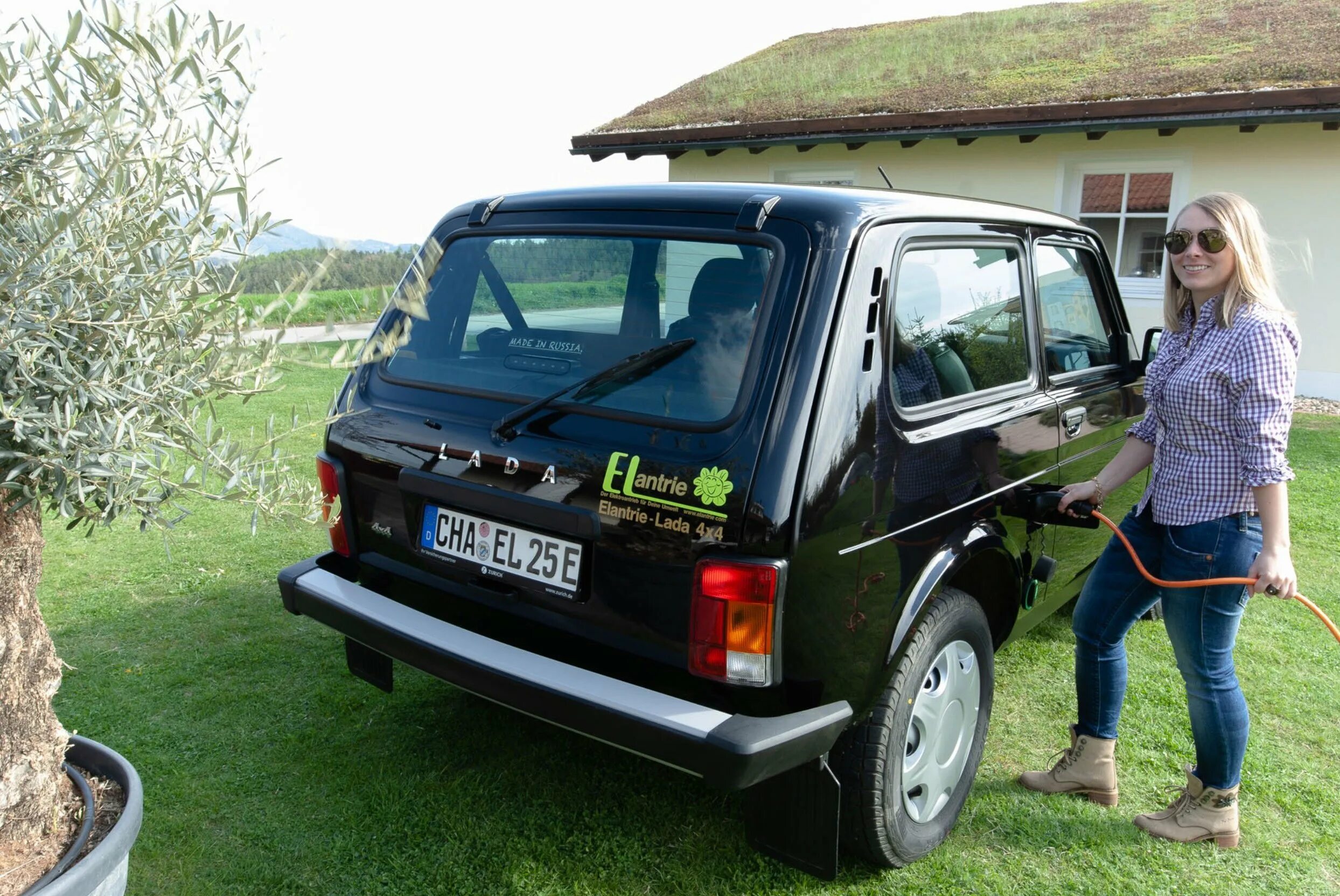Нива в германии фото В Германии выпускают электрическую Lada Niva Legend с зарядом на 300 км - Россий