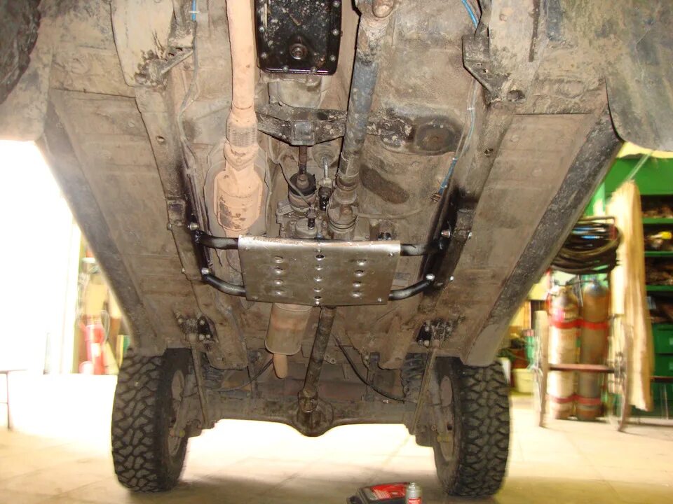 Нива вид снизу фото Силовая защита раздатки. - Chevrolet Niva, 1,7 л, 2011 года тюнинг DRIVE2