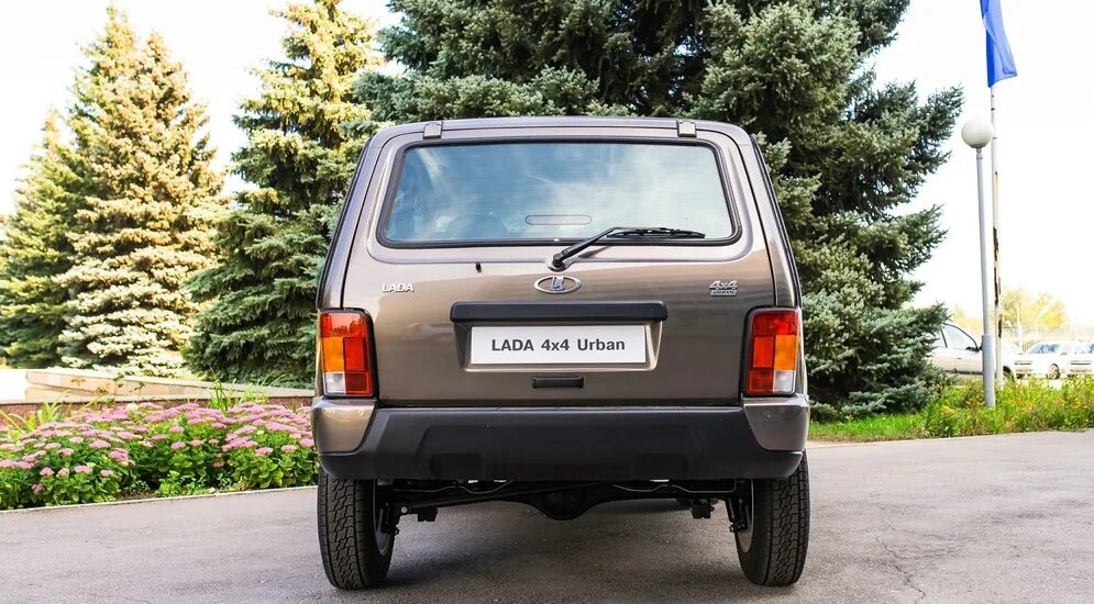 Нива вид сзади фото Длительный тест-драйв Lada 4x4 Urban: мужик против хипстеров - КОЛЕСА.ру - автом