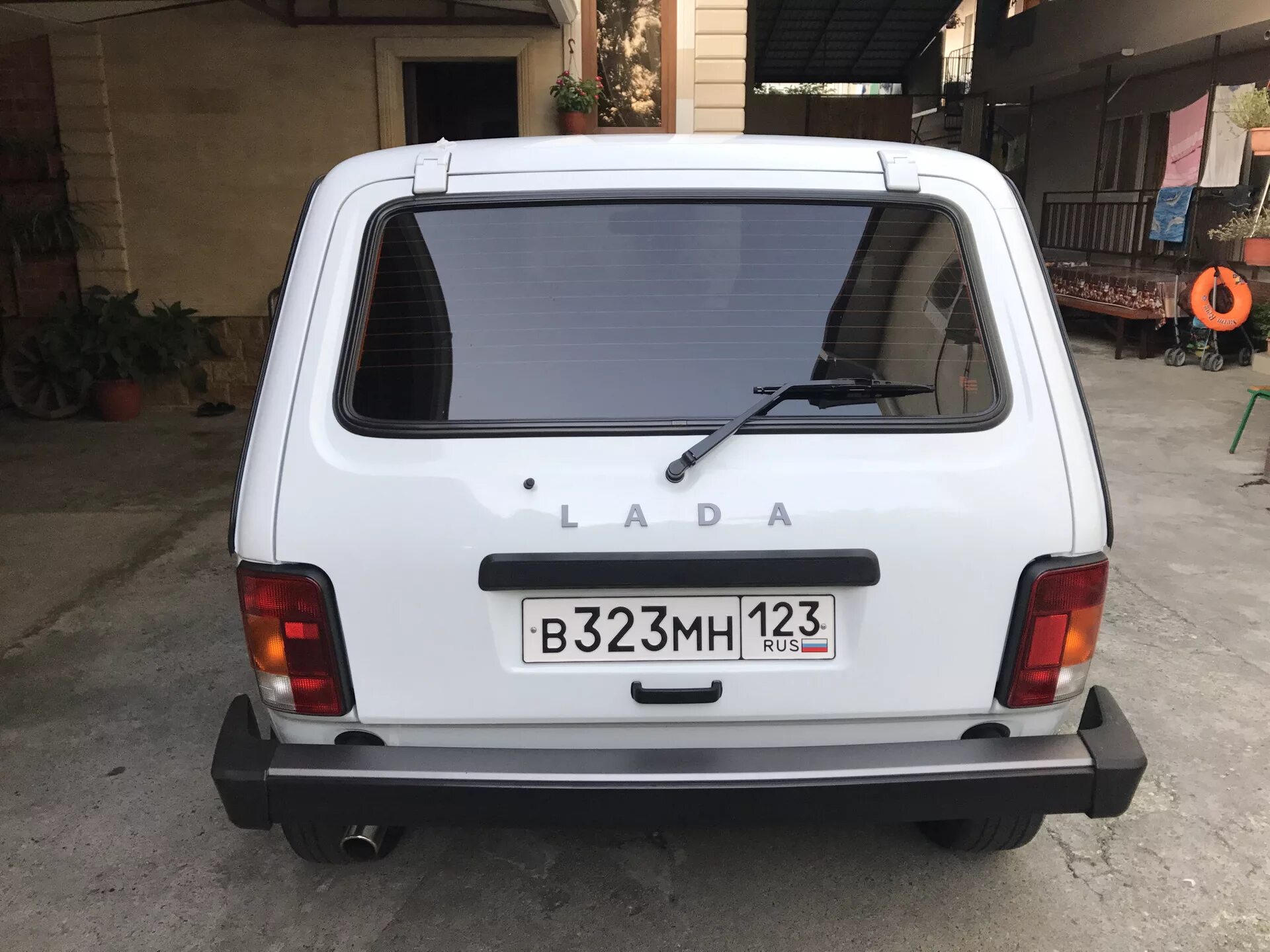 Нива вид сзади фото Поменял внешний вид Нивы на более свежий - Lada 4x4 3D, 1,7 л, 2013 года стайлин