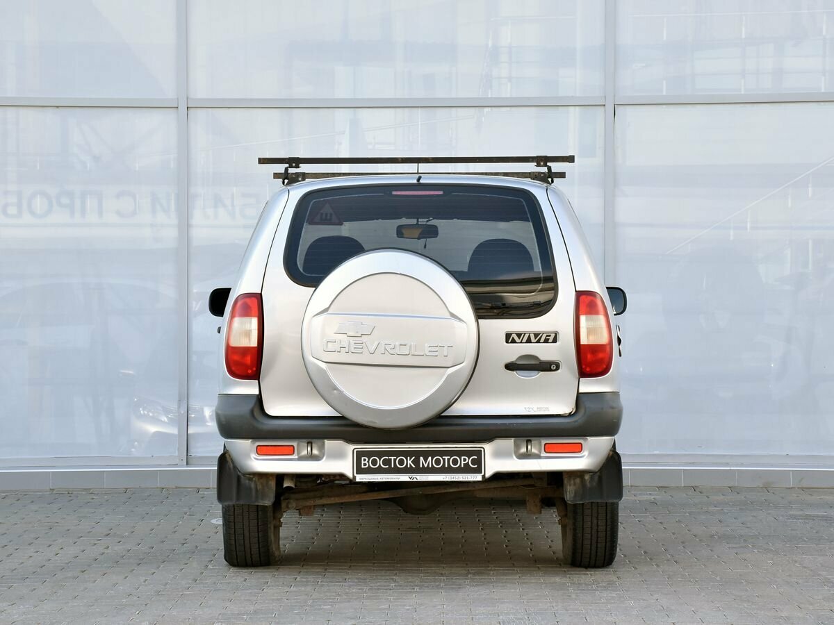 Нива вид сзади фото Купить б/у Chevrolet Niva I 1.7 MT (80 л.с.) 4WD бензин механика в Тюмени: сереб