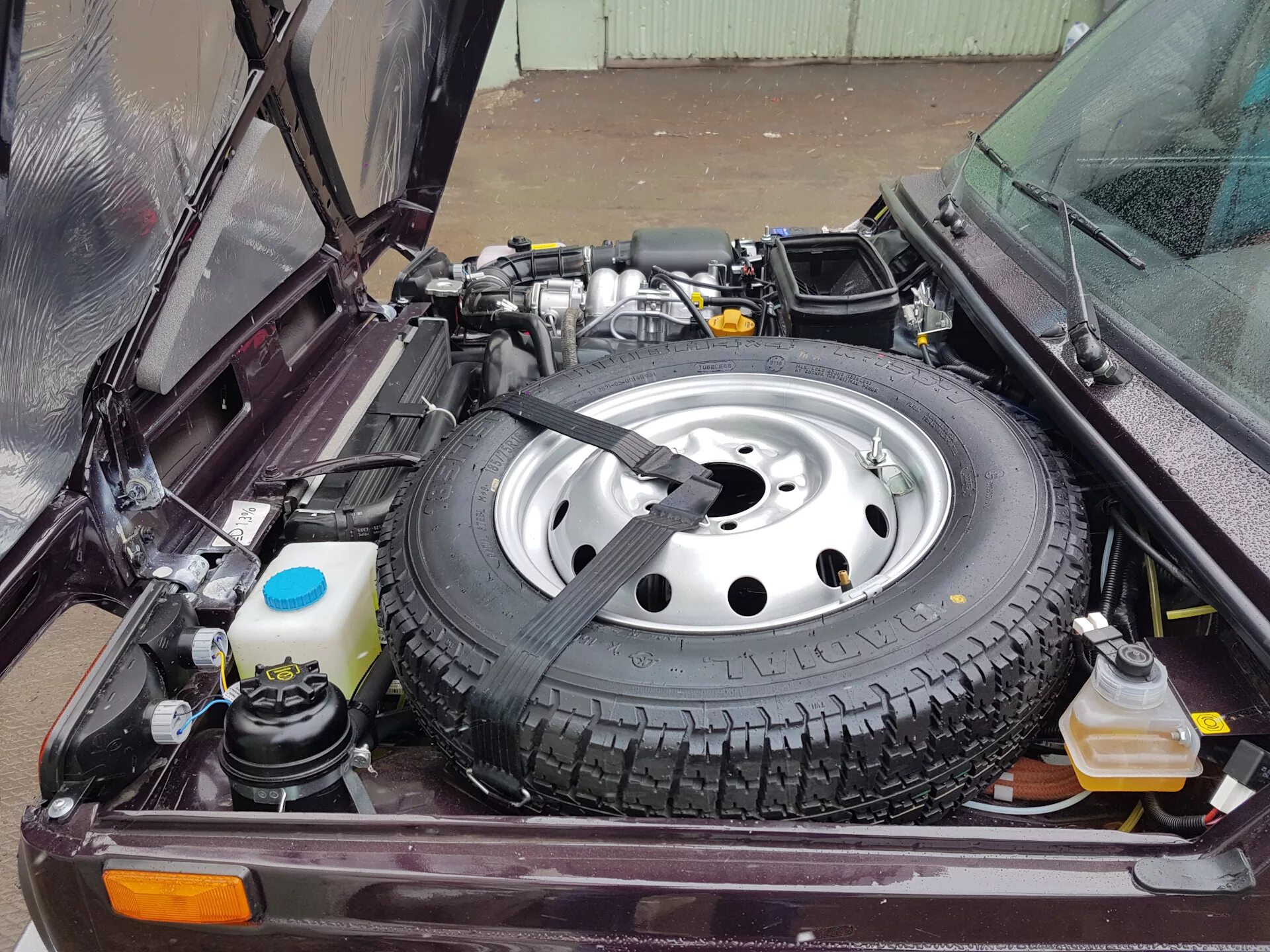 Нива запаска под капотом фото Сфотографировал под капотом и багажник - Lada 4x4 3D, 1,7 л, 2016 года фотографи