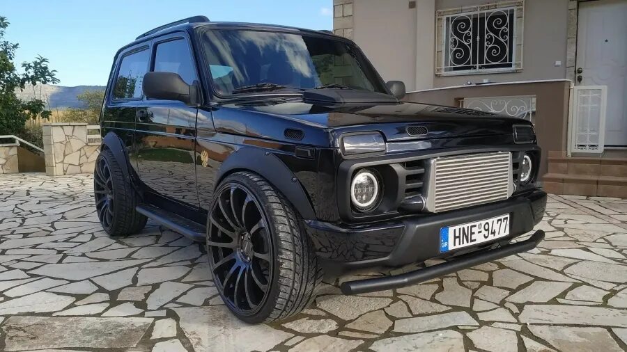 Нива заряженная фото В Греции продают 300-сильную Lada Niva на 22-дюймовых колёсах. Дорого - Рамблер/
