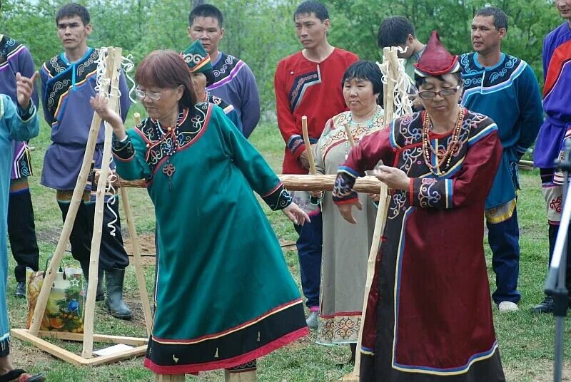 Нивхи фото в национальных костюмах Наигрыши на музыкальном (барабанном) бревне в традиционных ритуалах сахалинских 