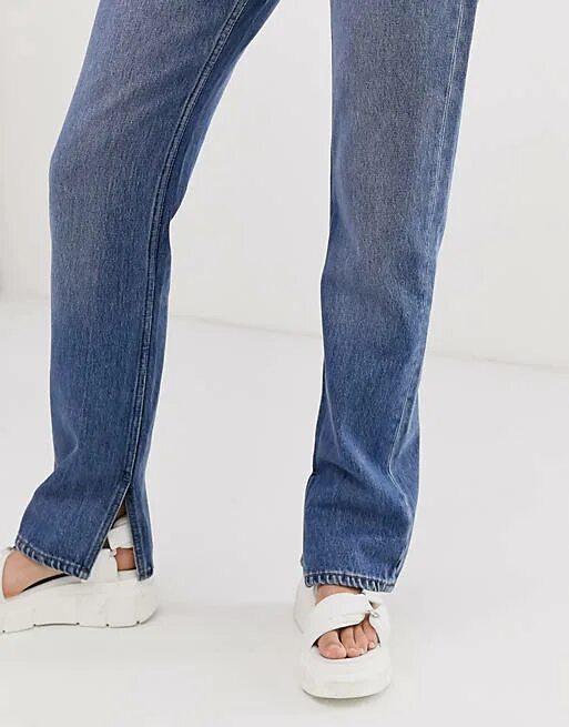 Низ джинсов фото Monki Kim straight leg jeans with side slit in mid blue ASOS