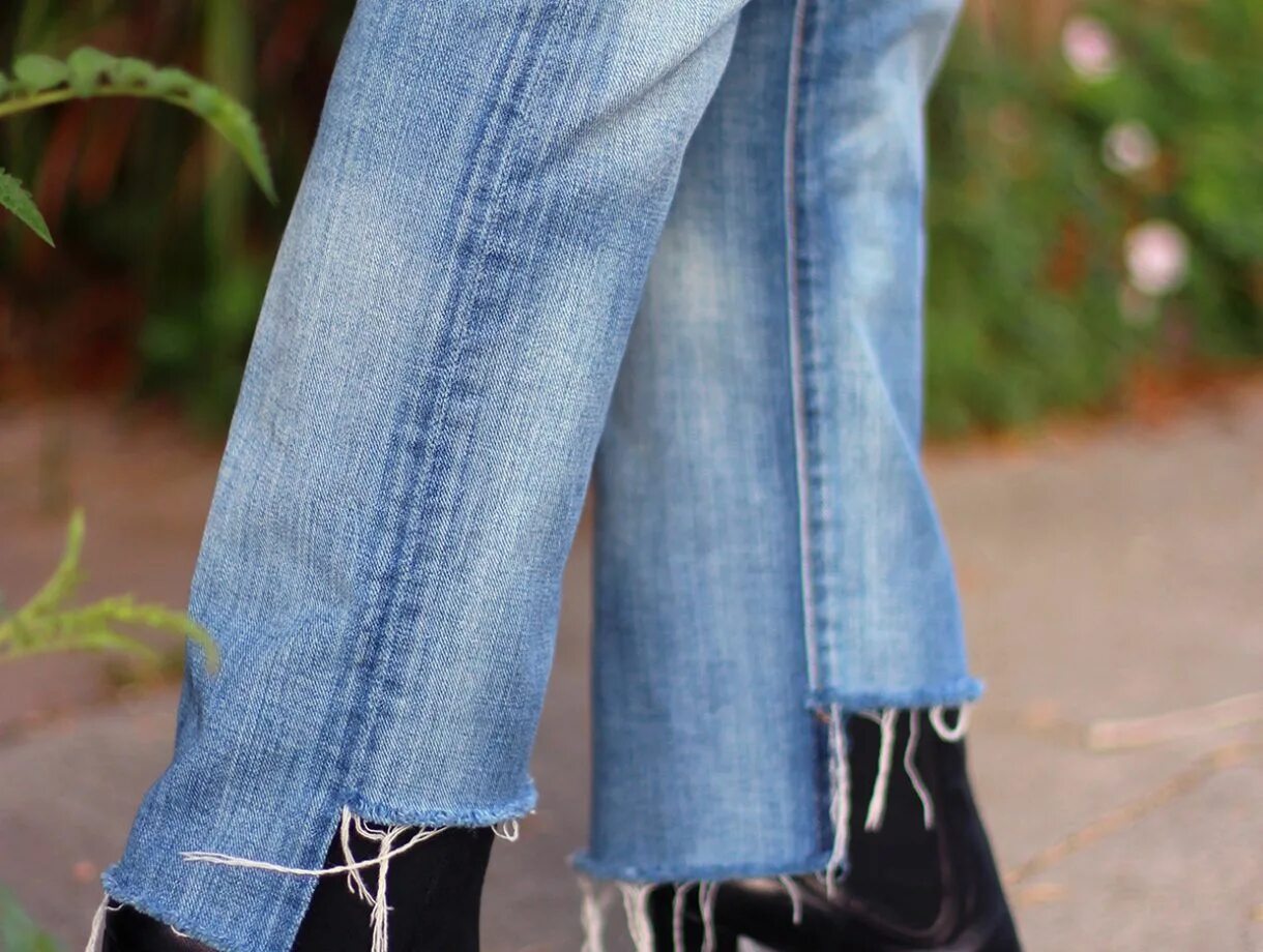 Низ джинсов фото DIY Uneven Denim Hem in 2024 Diy ripped jeans, Jeans diy, Clothing hacks