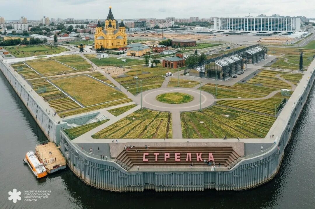 Нижегородская стрелка фото Смех по съеденному сердцу Офелии": новый медиа-спектакль на Стрелке Sobaka.ru