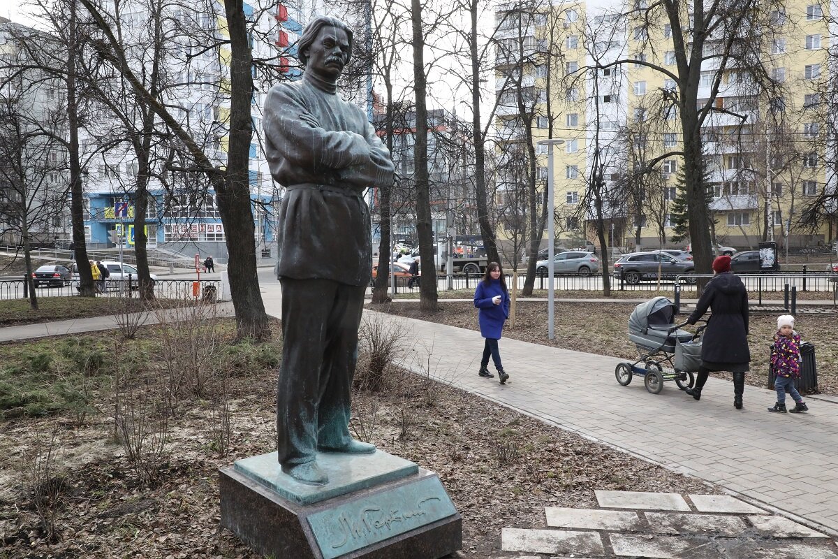 Нижегородские памятники фото Какие тайны скрывают нижегородские памятники знаменитому писателю? Нижегородская