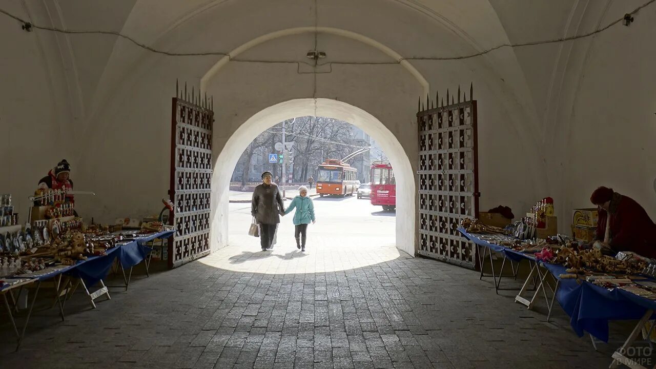 Нижегородский кремль фото внутри Сувенирные лавки внутри Дмитриевской башни