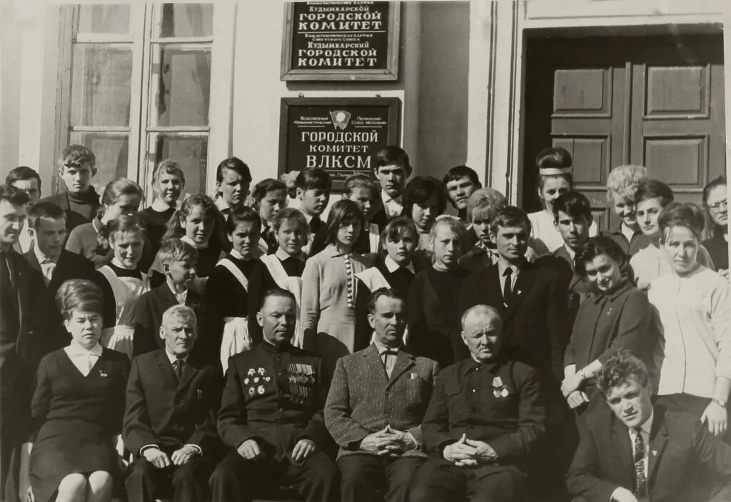 Нижегородский райком влксм фото Фото "Участники торжественного приема в комсомол", 1967 год, Пермская обл., г. К