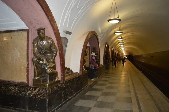 Нижегородское метро площадь революции 7 фото Площадь Революции. Собаке нужно тереть нос "на удачу" - Picture of Moscow Metro 