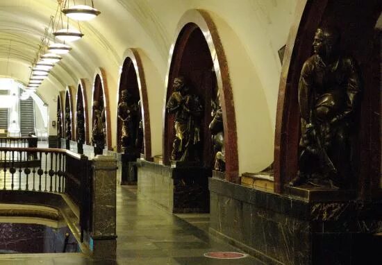 Нижегородское метро площадь революции 7 фото View down the platform at Ploschad Revolyutsii - Picture of Moscow Metro - Tripa
